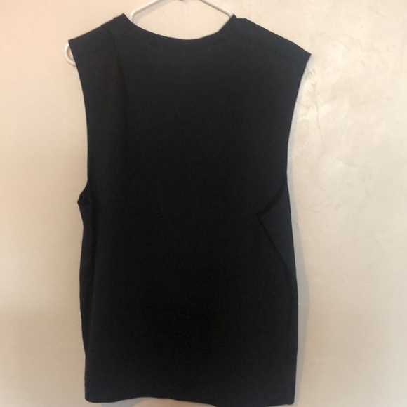 Sleeveless work out shirt - Picture 2 of 3